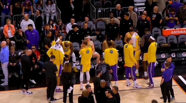 包含今夜洛杉矶湖人更衣室发声詹姆斯与70激战巴塞罗那分钟，媒体一致点评：今夜洛杉矶快船备战欧冠的词条